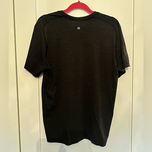 Lululemon Men’s Black Sz L Short Sleeve Shirt - Picture 2 of 4